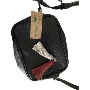 NEW Clarks Womens Black Leather Tassel Zippered Adjustable Strap Crossbody Bag